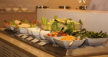 Restoran büfesinin salata bölümünde kimchi, patates salatası ve sebze de dahil olmak üzere geniş bir salata çeşidi. 