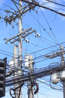 Elektrik hatları ve trafolar karışmış, kesilmiş portreler çekilmiş..