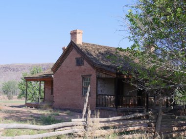 Yol boyunca terk edilmiş eski tuğla yapı, Wyoming..