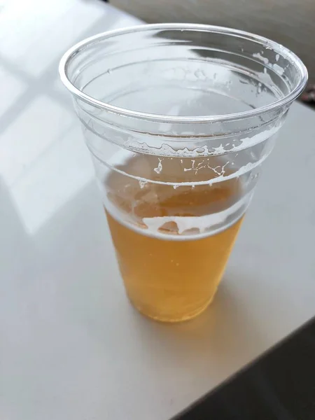 Ένα Τρίτο Της Μπύρας Σερβίρεται Πλαστικό Ποτήρι — Φωτογραφία Αρχείου