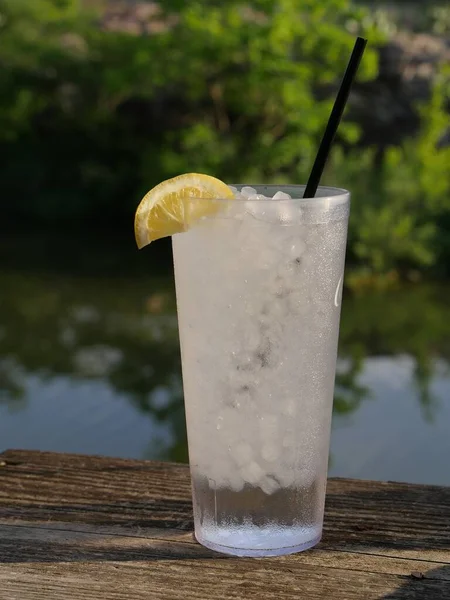 Limon Dilimli Siyah Pipetli Uzun Bir Bardak Buzlu — Stok fotoğraf