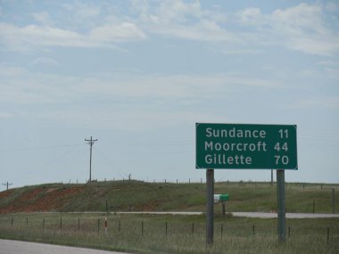 Sundance, Moorcroft ve Gillette, Wyoming 'e uzaklığı olan 90 no' lu otoyol kenarı tabelası..
