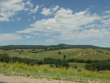 Wyoming eyaleti yemyeşil tepeleri ve çayırlarıyla. 