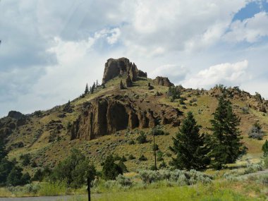 Yol boyunca güzel kaya oluşumları, Wyoming manzarası..