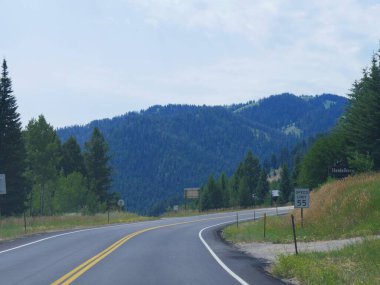 ABD 'nin Wyoming şehrinde yol üzerinde hız limiti işaretli Paved viraj yolu. 