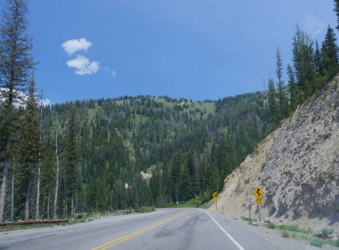 Yellowstone Ulusal Parkı, Wyoming 'deki yol işaretli manzara..