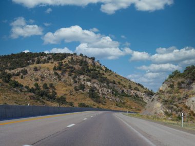 Nevada 'da 80. Otoyol' da, tepeler arasında asfalt bir yol var..
