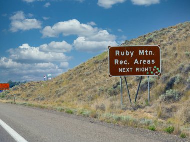 Ruby Mountain Dinlenme Alanlarına giden 80. Otoyol boyunca yol kenarı tabelası.