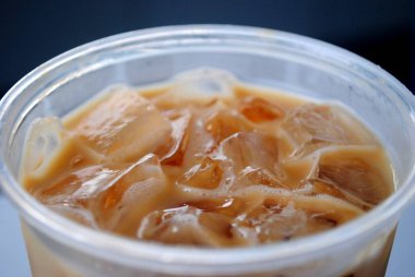 Buz küplerini plastik bir bardak kahvenin içine koy.