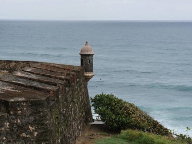 Castillo San Felipe del Morro 'daki taretlerden birinin geniş açılı görüntüsü. San Juan, Porto Riko' daki bir 16. yüzyıl kalesi olan El Morro olarak da bilinir..