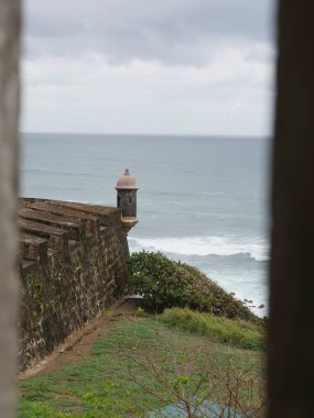 San Juan, Porto Riko 'da 16. yüzyıldan kalma El Morro olarak da bilinen Castillo San Felipe del Morro' daki bir taretin portre çekimi..