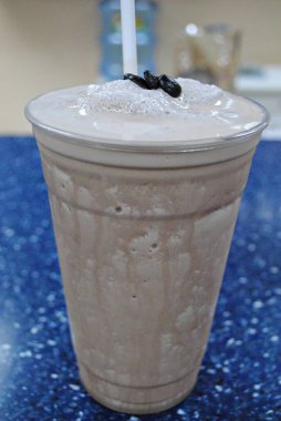 Sağlıklı meyve suyu dolu uzun bir bardağa yakından bak. 