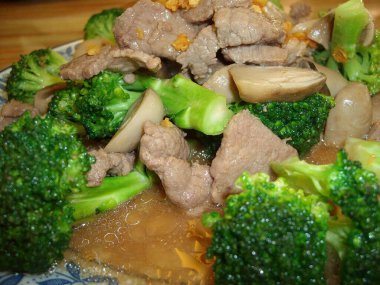 Biftek ve brokoli tabağı yakın çekim