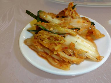 Aperatif kimchi tabağı, özellikle Kore mutfağında çok sevilir.