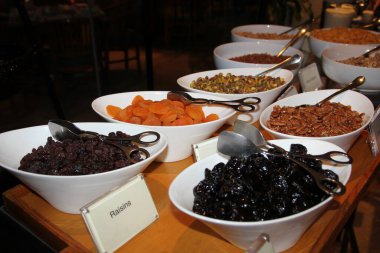 Mısır gevreği için kuru üzüm ve malzemeler bir restoran büfesinde kahvaltı bölümünde.