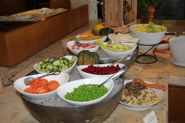 Restoran büfesinde salata barı.