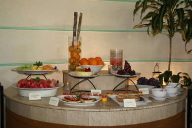 Bir tatlı istasyonunda mevsimlik meyve, pasta, turta ve reçel çeşitleri