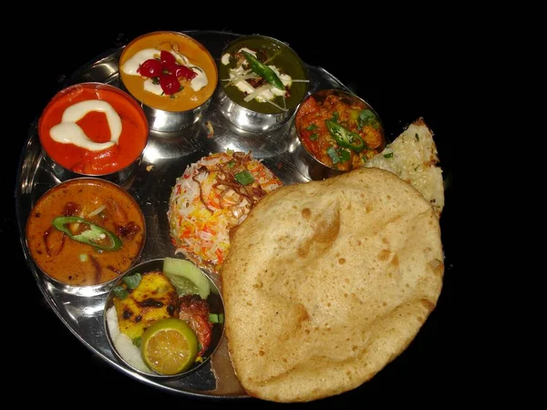 Indické Jídlo Různými Předkrmy Naan Chlebem Tmavé Pozadí — Stock fotografie