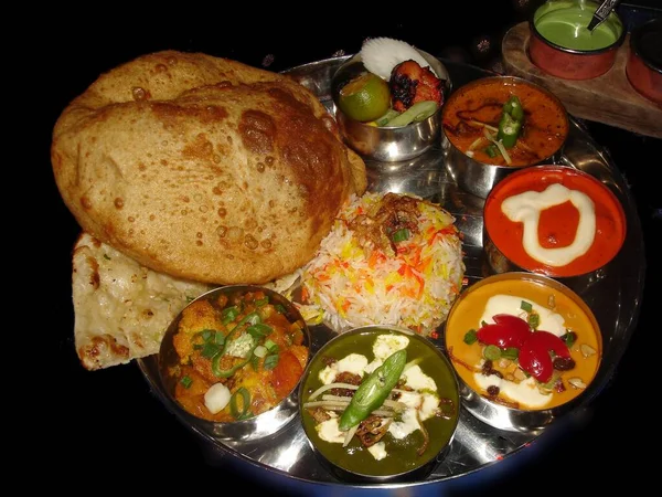 Indische Maaltijd Met Diverse Hapjes Naan Brood — Stockfoto