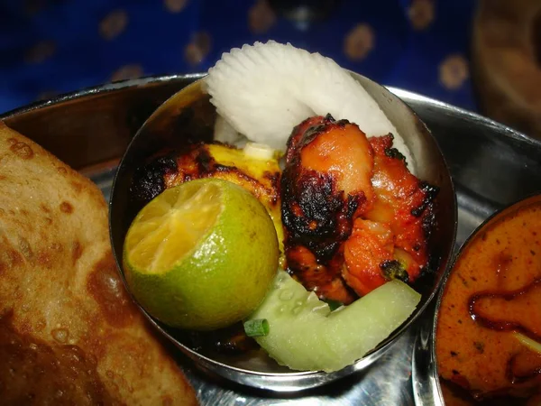 Appetizer Schotel Van Plakjes Tandoori Kip Met Citroen Komkommers — Stockfoto