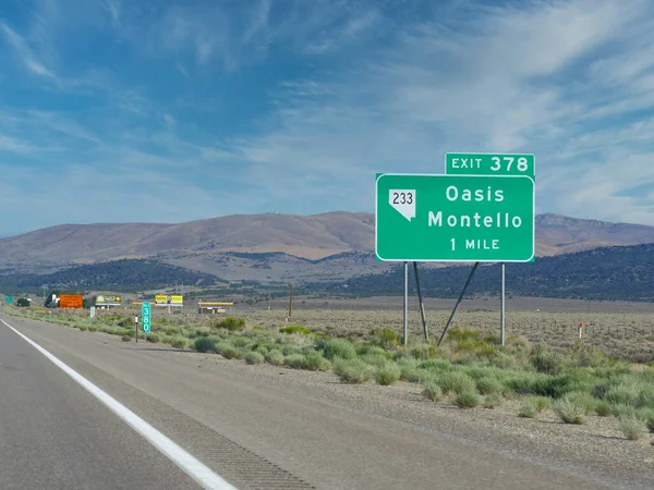 Señal Carretera Largo Autopista Con Distancia Direcciones Oasis Montello Nevada —  Fotos de Stock