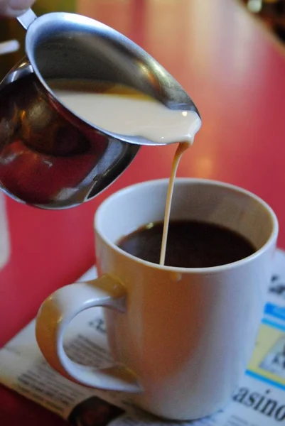 Creamer Dituangkan Dalam Secangkir Kopi Hitam Dipotong Shot — Stok Foto