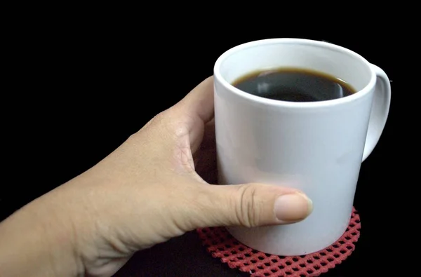 Die Weibliche Hand Hält Eine Tasse Kaffee Auf Einem Roten — Stockfoto