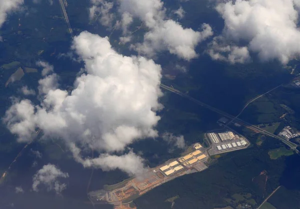 Atlanta Manzarası Gökyüzünde Pamuk Beyaz Bulutlarla Bir Uçağın Penceresinden Görülüyor — Stok fotoğraf