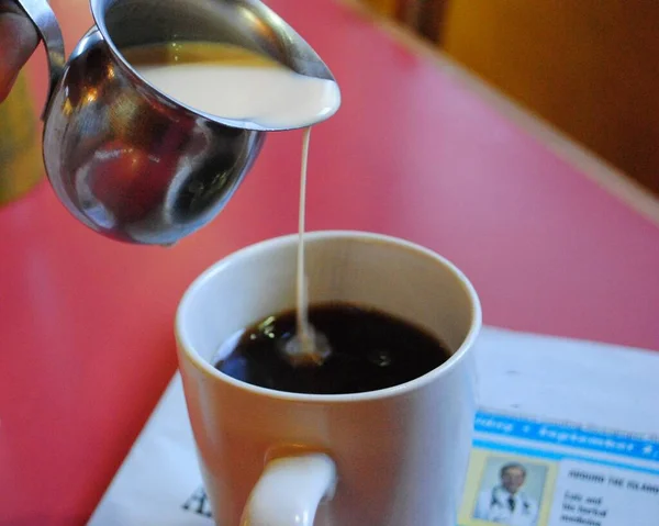 Cup Black Coffee Creamer Being Poured — Stock Photo, Image