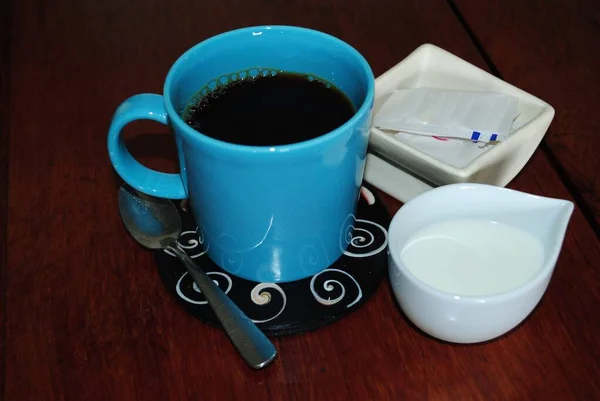 Primo Piano Una Tazza Caffè Nero Con Crema Accanto — Foto Stock