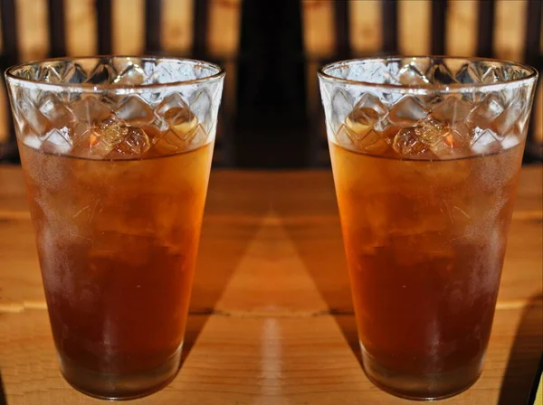 Kahverengi Bir Masada Iki Bardak Buzlu Tatlı Çay — Stok fotoğraf
