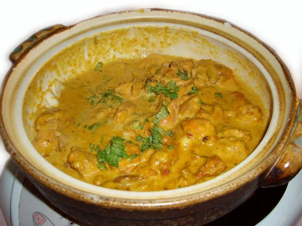 Pot Van Kip Curry Plakjes Bedekt Met Verse Kruiden — Stockfoto