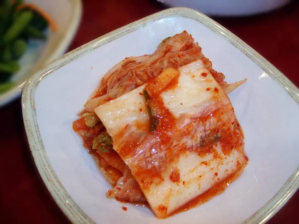 韓国料理の前菜として人気のキムチプレート — ストック写真