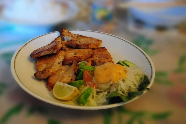 Жареная Рыба Махимахи Овощным Салатом Ломтиком Лимона — стоковое фото