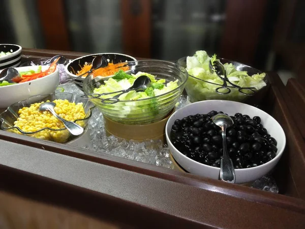 Açık Büfe Bölümünün Salata Barında Çeşitli Yemekler — Stok fotoğraf