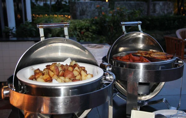 Fırında Patates Dilimleri Izgara Sosisler Restoran Büfesinde Yuvarlak Rulo Sosislerle — Stok fotoğraf