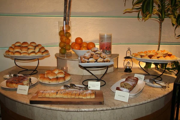 Restoran Büfesinin Kahvaltı Barında Çeşitli Taze Ekmek Hamur Işleri Yaptım — Stok fotoğraf