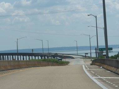 Mobile, Alabama-Ağustos 2015: Mobile, Alabama 'da yol kenarında bir köprü sahnesi.