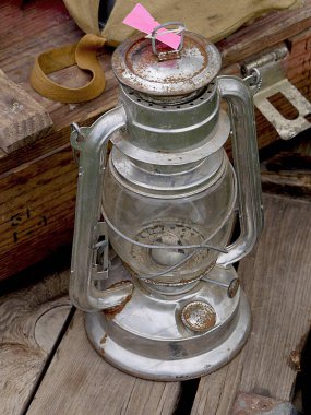 Bitpazarında satılan eski bir gaz lambası.