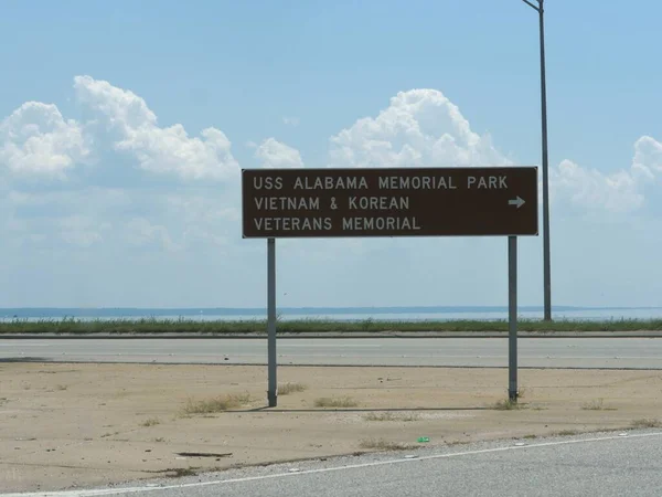 Silniční Značka Vtip Směrové Šipky Uss Alabama Memorial Park Vietnam — Stock fotografie