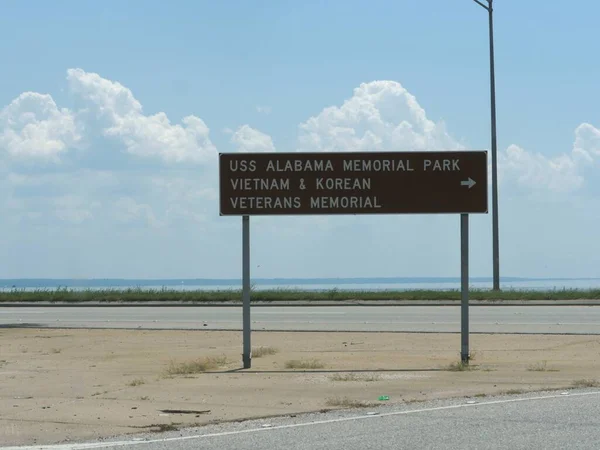 Znak Drogowy Dowcip Kierunkowa Strzałka Uss Alabama Memorial Park Wietnam — Zdjęcie stockowe