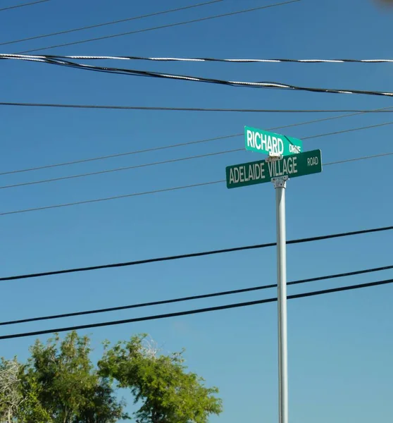 Carteles Richard Drive Adelaide Village Road Nassau Con Líneas Eléctricas — Foto de Stock