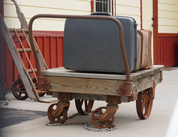 Carrinho Madeira Com Rodas Enferrujadas Transportando Malas Vintage Exibidas Uma — Fotografia de Stock