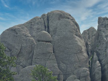 Güney Dakota 'daki Rushmore Ulusal Anıtı' nda yol boyunca kaya oluşumları.