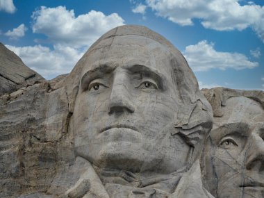 Eski ABD başkanları George Washington ve Thomas Jefferson 'ın Güney Dakota' daki Rushmore Ulusal Anıtı 'ndaki heykelini kapatın.. 