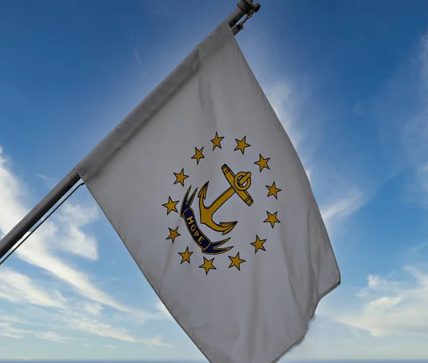 罗得岛州的国旗 背景是美丽的天空 — 图库照片