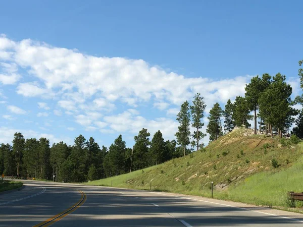南达科他州卡斯特州立公园沿线的风景 天空中飘扬着美丽的云彩 — 图库照片
