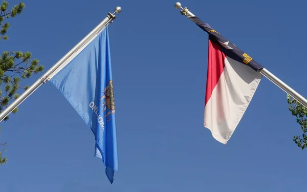 オクラホマ州とノースカロライナ州の州旗は 極から切り離されてぶら下がり — ストック写真