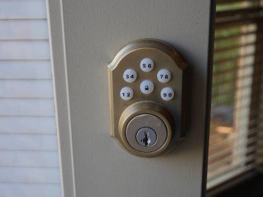 Dijital kapı kilidini orta derecede kapat