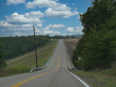 New Mexico 'da uzun dar, asfaltlı bir yol..